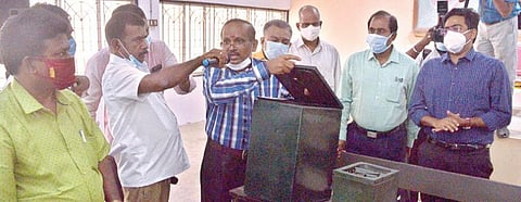 பாளையங்கோட்டையில் உள்ள அரசு சட்டக் கல்லூரியில் நடைபெற்ற தேர்தல் பயிற்சி வகுப்பை மாவட்ட தேர்தல் பார்வையாளர் ஜெயகாந்தன்,  ஆட்சியர் வே.விஷ்ணு ஆகியோர் பார்வையிட்டனர்.      படம்: மு. லெட்சுமி அருண்