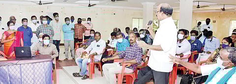 தஞ்சாவூரில் நேற்று நெல் கொள்முதலை ஆன்லைனில் பதிவு செய்வது தொடர்பான பயிற்சியின்போது, புதிய நடைமுறையில் ஏற்படும் சிக்கல்களை எடுத்துக்கூறும் விவசாயிகள்.