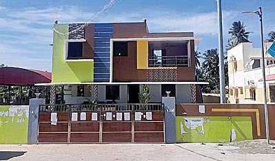 புதுக்கோட்டை மாவட்டம் கடுக்காக்காட்டில் ஊழல் தடுப்பு மற்றும் கண்காணிப்பு பிரிவு போலீஸார் சோதனை மேற்கொண்ட ரவிச்சந்திரனின் வீடு. (அடுத்த படம்) சோதனை நடைபெற்ற பழனிவேலின் வீடு.