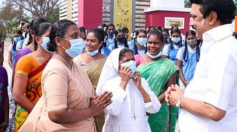 வேடிக்கை பார்க்க திரண்டிருந்த ஆசிரியர்கள், மாணவிகள்: காரைவிட்டு இறங்கிச் சென்று நலம் விசாரித்த முதல்வர் ஸ்டாலின்