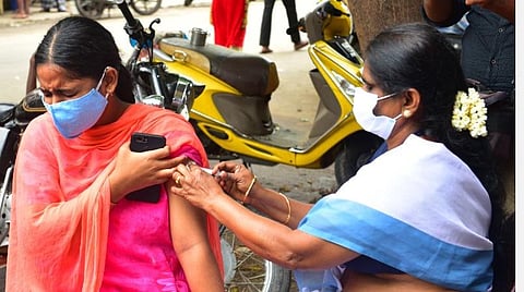 டெல்லியில் தடுப்பூசி போடாத ஆசிரியர்கள், ஊழியர்கள் பள்ளிக்கு வர அனுமதியில்லை