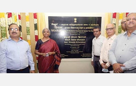 வருமானவரித் துறை அலுவலர்களுக்கான பன்னடுக்கு மாடி குடியிருப்பை மத்திய நிதியமைச்சர் நிர்மலா சீதாராமன் திறந்து வைத்தார். உடன் மத்திய வருவாய்த் துறை செயலர் தருண் பஜாஜ், மத்திய நேரடி வரிகள் வாரிய தலைவர்  ஜெ.பி.மொஹாபாத்ரா உள்ளிட்டோர். படம்: க.பரத்