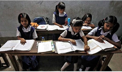 அரசு நிர்ணயித்த கல்விக் கட்டண விவரத்தை அறிவிப்பு பலகையில் தனியார் பள்ளிகள் ஒட்ட வேண்டும்: தேனி மக்கள் நீதிமன்றம் உத்தரவு