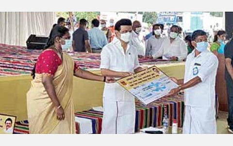 தருமபுரி மாவட்டம் வத்தல்மலையில் நடந்த விழாவில் பயனாளிக்கு நலத்திட்ட உதவி வழங்கிய முதல்வர் ஸ்டாலின். உடன், ஆட்சியர் திவ்யதர்சினி.