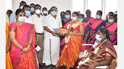 ஒட்டன்சத்திரத்தில் நடந்த சமுதாய வளைகாப்பு விழாவில் கர்ப்பிணிகளுக்கு சீர்வரிசைப் பொருட்களை வழங்கிய உணவுத்துறை அமைச்சர் அர.சக்கரபாணி. 