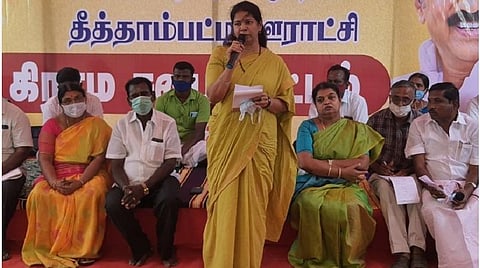 கோவில்பட்டி அருகே தீத்தாம்பட்டியில் நடந்த கிராம சபை கூட்டத்தில் கனிமொழி எம்.பி. கலந்து கொண்டு பேசினார்.