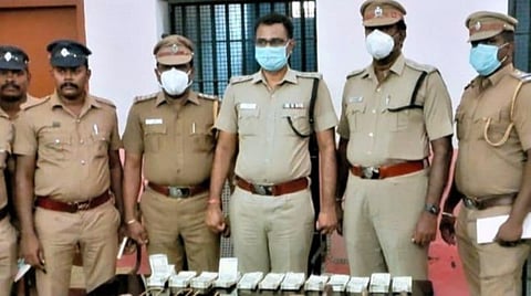 கயத்தாறு அருகே சன்னதுபுதுக்குடியில் ரியல் எஸ்டேட் உரிமையாளரை கடத்தி கொள்ளையடித்த பணம், நகைகளை எஸ்.பி.ஜெயக்குமார் பார்வையிட்டார்.