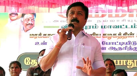 அதிமுக சார்பில் நடைபெற்ற பொதுக்கூட்டத்தில் பேசிய சி.வி.சண்முகம்.