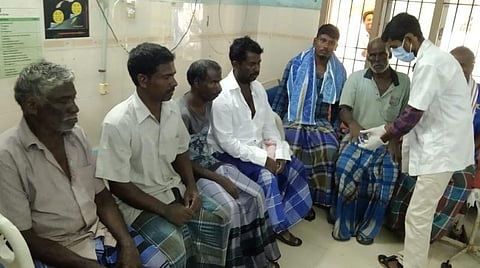 கடலூர் அரசு மருத்துவமனையில் சிகிச்சைக்காக வந்த சாமியார்பேட்டை மீனவர்கள்.