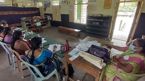 அம்முண்டி ஊராட்சியில் வாக்காளர்கள் யாரும் வாக்களிக்க வராததால் வாக்குச்சாவடி வெறிச்சோடிக் காணப்பட்டது.