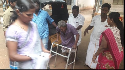 செங்குறிச்சி வாக்குச்சாவடி மையத்தில் வாக்களிக்க வந்த மாற்றுத்திறனாளிக்கு உதவும் இதர வாக்காளர்கள் | படம்: ந.முருகவேல்