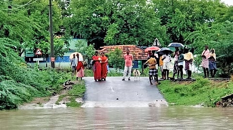 எட்டயபுரம் அருகே ஆர்.வெங்கடேஸ்வரபுரத்துக்கு செல்லும் வழியில் உள்ள தரைப்பாலத்தை மூழ்கடித்து காட்டாற்று வெள்ளம் செல்கிறது.