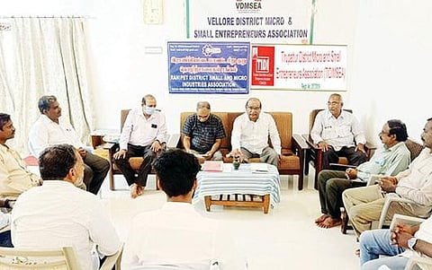 ஒருங்கிணைந்த வேலூர் மாவட்ட சிறு, குறு தொழில் முனைவோர் சங்க அவசர ஆலோசனை கூட்டத்தில் பங்கேற்ற நிர்வாகிகள்.