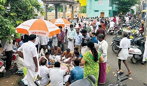 மகாளய அமாவாசையையொட்டி, தங்களின் முன்னோர்களுக்கு நேற்று தர்ப்பணம் கொடுக்க வேலூர் புதிய பேருந்து நிலையம் அருகே பாலாற்றங்கரையில் குவிந்த பொதுமக்கள். அடுத்த படம்: ராணிப்பேட்டை பாலாற்றங்கரையில் குவிந்த பொதுமக்கள்.