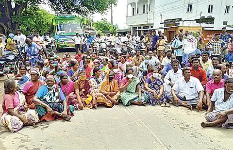ஆரணி அடுத்த சேவூர் கிராமத்தில் கழிவுநீருடன் மழைநீரும் தேங்கி கிடப்பதால் நேற்று கிராம மக்கள் சாலை மறியலில் ஈடுபட்டனர்.
