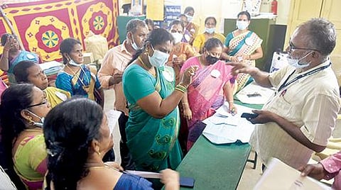அம்முண்டி வாக்குச்சாவடியில் மதிப்பூதியம் வழங்காததால் மண்டல அலுவலரிடம் வாக்குவாதத்தில் ஈடுபட்ட வாக்குச்சாவடி அலுவலர்கள். படம்: வி.எம்.மணிநாதன்.