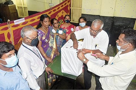 வேலூர் மாவட்டம் காட்பாடி ஒன்றியம் அம்முண்டி ஊராட்சியில் நேற்று தேர்தலை புறக்கணித்து எதிர்ப்பு தெரிவித்த பொதுமக்கள். அடுத்த படம்: வாக்குப்பதிவு நேரம் முடிந்த பிறகு தேர்தல் பணியில் இருந்த அலுவலர்கள் ஒரு வாக்குக்கூட போடப்படாத வாக்கு பெட்டிக்கு ‘சீல்’ வைத்தனர்.படங்கள்: வி.எம்.மணிநாதன்.