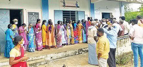 வேலூர் மாவட்டம் காட்பாடி ஒன்றியம் குப்பத்தா மோட்டூர் ஊராட்சியில் வாக்குச்சாவடி மையத்தில் வாக்களிக்க நீண்ட வரிசையில் காத்திருந்த பொதுமக்கள்.  அடுத்த படம்: ராணிப்பேட்டை மாவட்டம் சிப்காட் வ.உ.சி.நகர் பகுதியில் உள்ள அரசினர் உயர் நிலைபள்ளி வாக்குச்சாவடி மையத்தில் வாக்களிக்க நீண்ட வரிசையில் காத்திருந்த பெண்கள்.  படங்கள்: வி.எம்.மணிநாதன்.