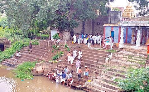 மகாளய அமாவாசையை முன்னிட்டு திருச்செந்தூர் கோயில் கடற்கரையில் பலரும் முன்னோர்களுக்கு தர்ப்பணம் கொடுத்து வழிபாடு செய்தனர். (அடுத்த படம்) தென்காசியில் ஆற்றங்கரையில் முன்னோர்களுக்கு தர்ப்பணம் கொடுத்த மக்கள்.