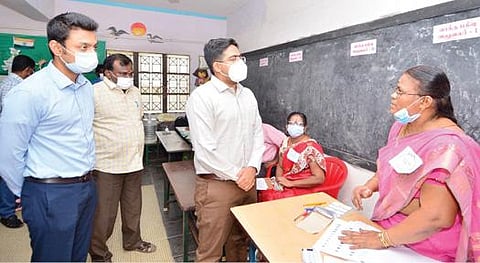 பாளையங்கோட்டை கேடிசி நகரில் ஓயாசிஸ் மெட்ரிக் பள்ளியில் கீழநத்தம் ஊராட்சிக்கான வாக்குப்பதிவு மையத்தில் ஆட்சியர் வே.விஷ்ணு ஆய்வு மேற்கொண்டார். (வலது) திருநெல்வேலி அருகே அரியகுளம் பகுதியிலுள்ள வாக்குச் சாவடியில் மாவட்ட காவல் கண்காணிப்பாளர் மணிவண்ணன் ஆய்வு மேற்கொண்டார். படம்: மு.லெட்சுமி அருண்