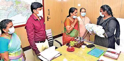 தருமபுரி மாவட்டம் சிட்லிங் அருகே விட்டுச் செல்லப்பட்ட பெண் சிசுவை காப்பக நிர்வாகிகளிடம் மாவட்ட ஆட்சியர் திவ்யதர்சினி ஒப்படைத்தார்.