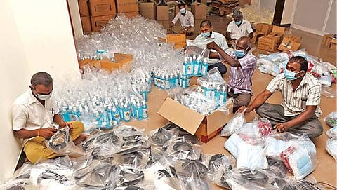 சேலம் மாவட்டத்தில் ஊரக உள்ளாட்சி இடைத்தேர்தல் நடைபெறவுள்ள வாக்குச்சாவடி மையங்களில் பயன்படுத்த 13 வகையான கரோனா தடுப்பு  உபகரணங்கள் வழங்க நடவடிக்கை எடுக்கப்பட்டுள்ளது. இந்த உபகரணங்களை பெட்டிகளில் அடைக்கும் பணி மாவட்ட சுகாதாரப் பணிகள் துணை இயக்குநர் அலுவலகத்தில் நேற்று நடைபெற்றது.	   படம்: எஸ்.குரு பிரசாத்