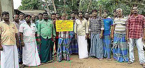 துத்திப்பட்டு கிராமத்தில் ஆர்வத்துடன் வாக்களிக்க காத்திருக்கும் கிராம மக்கள்.