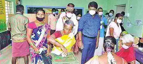 விழுப்புரம் அருகே தொரவி வாக்குசாவடியில் வாக்களர்கள் வாக்களிப்பதை ஆட்சியர் மோகன் ஆய்வு மேற்கொண்டார்.