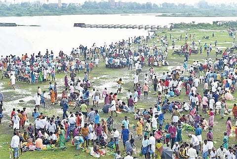 மகாளய அமாவாசையை முன்னிட்டு புதுச்சேரி கடற்கரையில் மூதாதை யருக்கு தர்ப்பணம் கொடுத்தனர். படம்: எம்.சாம்ராஜ்