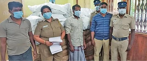 புதுச்சத்திரம் அருகே கொத்தட்டையில் அரசால் தடை செய்யப்பட்ட புகையிலைப் பொருட்களுடன்  கைது செய்யப்பட்ட இளவரன் என்ற இளங்கோவன்.