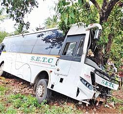 மரக்காணம் அருகே சாலை ஓரம் இருந்த மரத்தில் மோதி விபத்துக்குள்ளான அரசு விரைவு பேருந்து.