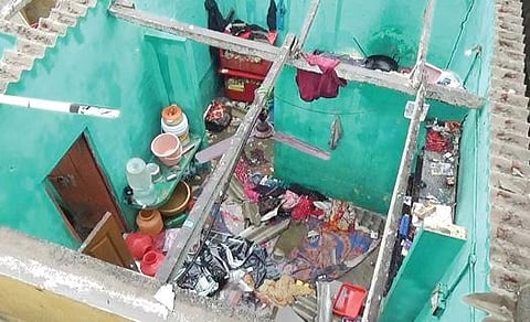 ஓசூர் ராம்நகர் பள்ளம் குடியிருப்பு பகுதியில் காஸ் சிலிண்டர் வெடித்ததில் வீட்டின் மேற்கூரை சேதமடைந்தது.