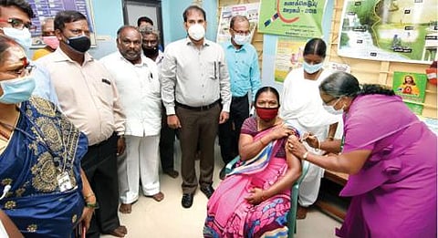 கிருஷ்ணகிரியில் கட்டுமானத் தொழிலாளர்கள் மற்றும் அமைப்புசாரா தொழிலாளர்களுக்கு நடந்த சிறப்பு கரோனா தடுப்பூசி முகாமை ஆட்சியர் ஜெயசந்திர பானு ரெட்டி தொடங்கி வைத்தார்.