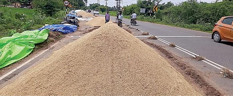 தஞ்சாவூர் மாவட்டம் ஒரத்தநாடு அருகே உள்ள நேரடி நெல் கொள்முதல் நிலையத்தில் விற்பனை செய்வதற்காக சாலையோரம் குவித்து வைக்கப்பட்டுள்ள நெல் குவியல்கள்.