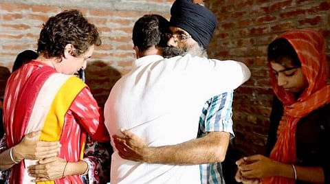 லக்கிம்பூர் வன்முறையில் உயிரிழந்த விவசாயிகள் குடும்பத்தினருக்கு ஆறுதல் தெரிவித்த பிரியங்கா, ராகுல் காந்தி: அனைத்து உதவிகளையும் காங்கிரஸ் வழங்கும் என உறுதி