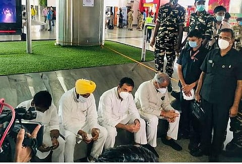 லக்னோ விமான நிலையத்தில் ராகுல் காந்தி தர்ணா போராட்டம் செய்த காட்சி | படம் உதவி: ட்விட்டர்.