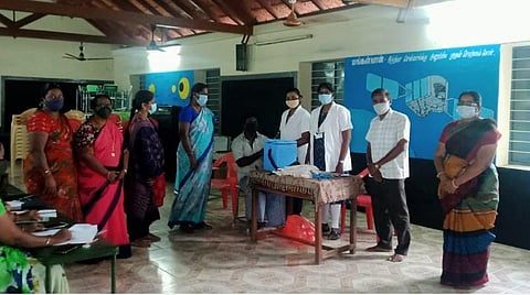 கரோனா தடுப்பூசி செலுத்தியவர்களின் குழந்தைகளுக்கு இலவச உயர்கல்வி: அரசுப் பள்ளி அசத்தல் அறிவிப்பு