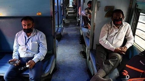 முகக்கவசம் அணியாமல் இருந்தால் ரூ. 500 அபராதம்; கரோனா கட்டுப்பாட்டு விதிகள் 6 மாதங்களுக்கு நீட்டிப்பு: ரயில்வே அறிவிப்பு