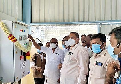 திருவண்ணாமலை அரசு மருத்துவ கல்லூரி மருத்துவமனையில் ஆக்சிஜன் உற்பத்தி நிலையத்தை நேற்று தொடங்கி வைத்த சட்டப்பேரவை துணைத் தலைவர் கு.பிச்சாண்டி. அடுத்த படம்: செய்யாறு அரசு தலைமை மருத்துவமனையில் ஆக்சிஜன் உற்பத்தி நிலையத்தை தொடங்கி வைத்த சட்டப்பேரவை உறுப்பினர் ஜோதி.