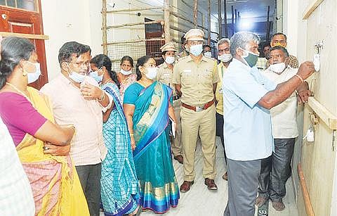 உள்ளாட்சி தேர்தலில் வாக்குகள் பதிவான வாக்குப்பெட்டிகள் வேலூர் அரசு சட்டக்கல்லூரி வாக்கு எண்ணும் மையத்தில் வைக்கப்பட்டு பலத்த காவல்துறை பாதுகாப்பு போடப்பட்டுள்ளது.  அடுத்த படம்: ராணிப்பேட்டை பொறியியல் கல்லூரியில் வாக்குப்பெட்டிகள் வைக்கப்பட்ட அறையை ‘சீல்’ வைத்த அதிகாரிகள்.