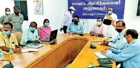 மாதனூர், ஆலங்காயம் ஒன்றியத்தில் நாளை 2-ம் கட்ட தேர்தல் நடை பெறுவதை முன்னிட்டு தேர்தல் பணியில் ஈடுபடும் அரசு அலுவலர்கள் தேர்தல் பார்வையாளர் காமராஜ் முன்னிலையில்  கணினி முறையில் தேர்வு செய்யப்பட்டனர். அருகில், ஆட்சியர் அமர் குஷ்வாஹா உள்ளிட்டோர்.