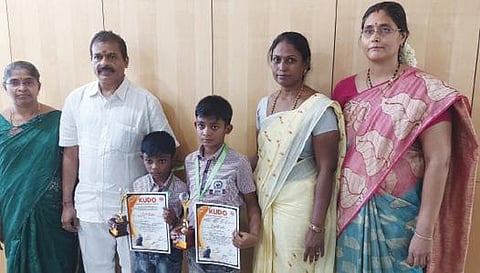 தேசிய கூடோ போட்டியில் வெற்றிபெற்ற அடைக்கலப்பட்டணம் எஸ்.எம்.ஏ. பள்ளி மாணவர்களை, பள்ளி தாளாளர் ராஜசேகரன். முதல்வர் மகேஸ்வரி  பாராட்டினர்.