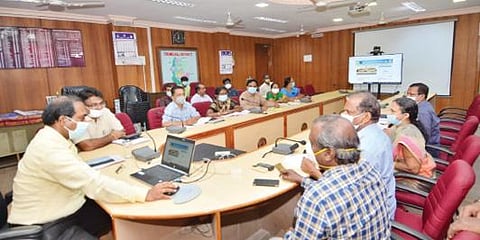 திருநெல்வேலி  ஆட்சியர் அலுவலகத்தில் கணினி மூலம் தேர்தல் அலுவலர்களுக்கான வாக்குச் சாவடி ஒதுக்கீடு நடைபெற்றது.