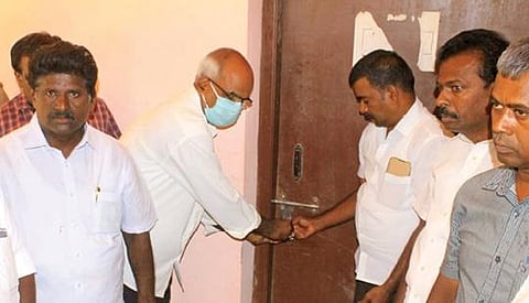 பாளையங்கோட்டை ஒன்றியத்தில்   வாக்கு எண்ணும் மையமான ரோஸ்மேரி கல்லூரியில்  வாக்குப் பெட்டிகள் வைக்கப்பட்டு, அந்த அறைக்கு  சீல் வைக்கப்பட்டது.(வலது) வாக்கு எண்ணும் மையத்துக்குள் சீலிடப்பட்டு வைக்கப்பட்டுள்ள வாக்குப் பெட்டிகள். படங்கள்:மு. லெட்சுமி அருண்