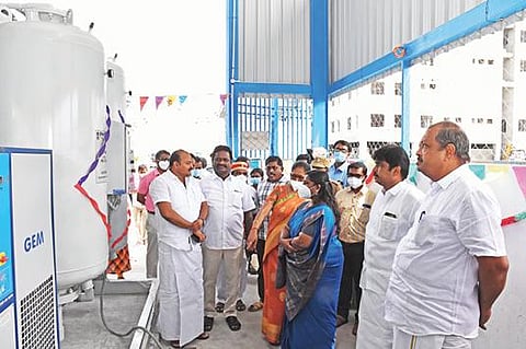 நாமக்கல் அரசு மருத்துவக் கல்லூரி மருத்துவமனையில் புதியதாக நிறுவப்பட்டுள்ள ஆக்சிஜன் உற்பத்தி நிலையத்தை பிரதமர் நரேந்திர மோடி காணொலிக் காட்சி மூலம் திறந்து வைத்தார். நாமக்கல்லில் நடந்த நிகழ்ச்சியில் நாமக்கல் எம்பி ஏ.கே.பி.சின்ராஜ், மாவட்ட ஆட்சியர் ஸ்ரேயா சிங்,  நாமக்கல் அரசு மருத்துவக் கல்லூரி மருத்துவமனை முதல்வா் சாந்தா அருள்மொழி ஆகியோர் கலந்து கொண்டனர்.