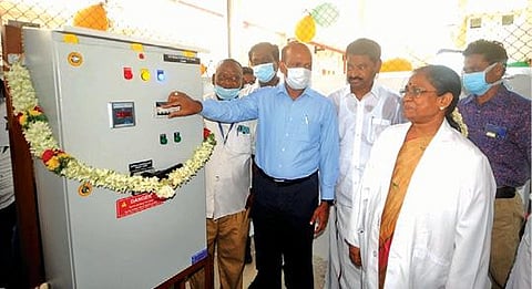 கடலூர் அரசு தலைமை மருத்துவமனையில் ஆக்சிஜன் உற்பத்தி ஆலையை மாவட்ட ஆட்சியர் கி.பாலசுப்ரமணியம் தொடங்கி வைத்தார். அருகில் ஐயப்பன் எம்எல்ஏ.