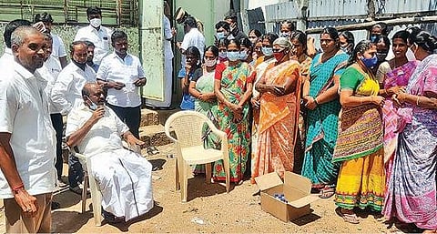 திருப்பூரில் டாஸ்மாக் கடையை மூடக்கோரி தர்ணா போராட்டம் :