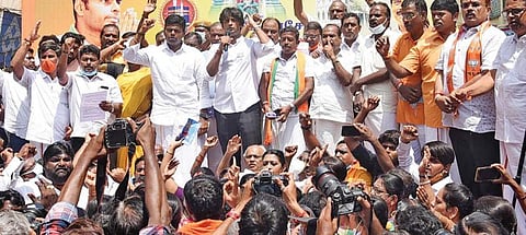 வெள்ளி, சனி, ஞாயிற்றுக் கிழமைகளில் பக்தர்களின் தரிசனத்துக்காக கோயில்களை திறக்க வலியுறுத்தி, பாஜக மாநில தலைவர் அண்ணாமலை தலைமையில் சென்னை பாரிமுனையில் உள்ள காளிகாம்பாள் கோயில் முன்பு நேற்று ஆர்ப்பாட்டம் நடைபெற்றது. பாஜக இளைஞர் அணி மாநிலத் தலைவர் வினோஜ் செல்வம் உள்ளிட்ட நிர்வாகிகள், தொண்டர்கள் கலந்துகொண்டனர். படம்: ம.பிரபு