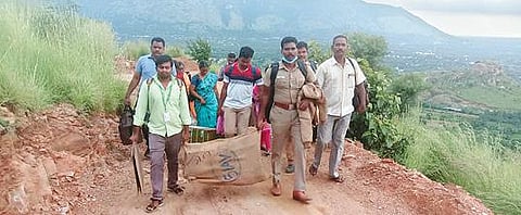 வாணியம்பாடி அடுத்த நெக்னாமலை பகுதியில் நடைபெறவுள்ள வாக்குப்  பதிவுக்கு தேவையான பொருட்களை எடுத்துச்சென்ற அலுவலர்கள்.