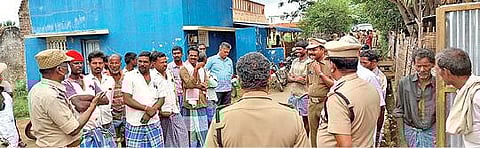 மாதனூர் அடுத்த நாயக்கநேரி மலையில் அனைவரும் வாக்களிக்க வேண்டும் என காவல் துறையினர் பொதுமக்களிடம் அறிவுறுத்தினர்.